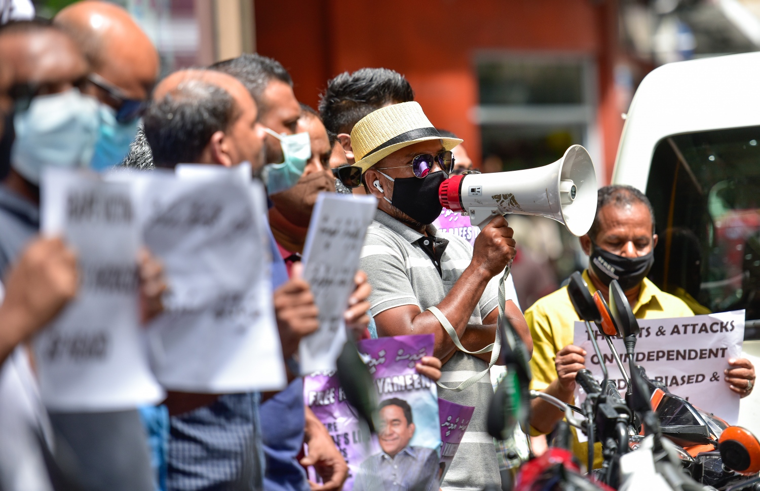 މީޑީއާތަކާ މެދު ހަމަހަމަކޮށް އަމަލުކުރަން ގޮވާލައި، އިދިކޮޅުން ބްރޯޑްކޮމް ކުރިމަތީ ކުރި މުޒާހަރާގައި ބައިވެރިވި ބައެއް މީހުން -- ފޮޓޯ: އަހުމަދު އަވްޝަން އިލްޔާސް/ މިހާރު