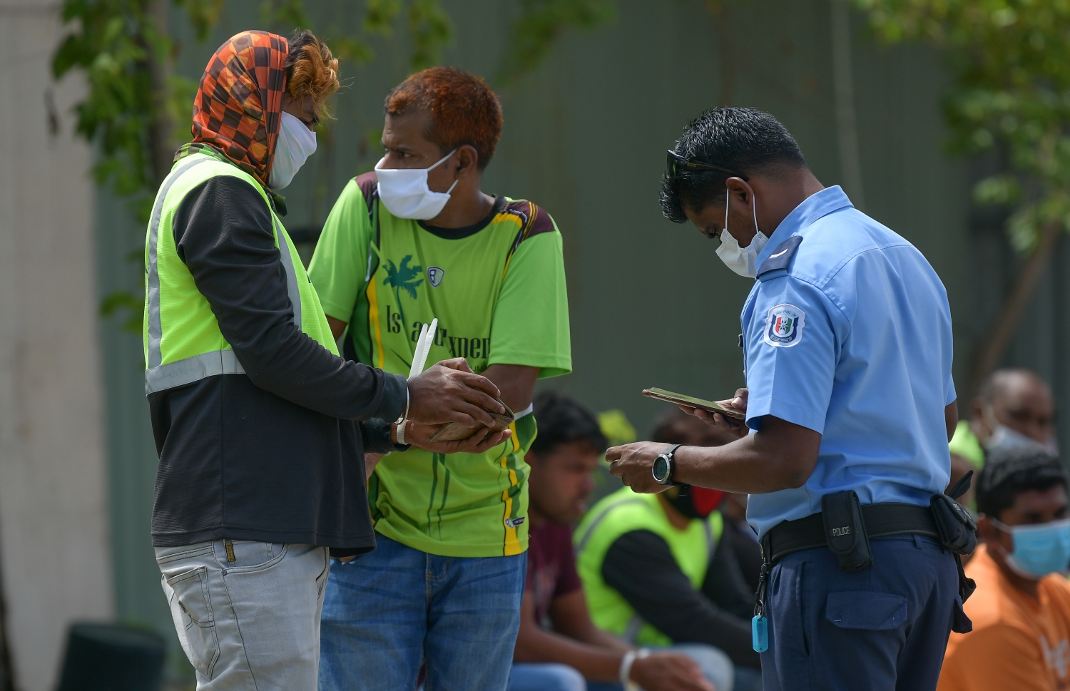 ހުޅުމާލެ: ޖުލައި 13، 2020: އައިލެންޑް އެކްސްޕާޓުގެ ބިދޭސީ މަސައްކަތްތެރިން ހިންގި ހަމަނުޖެހުން ކޮންޓްރޯލް ކުރުމަށް ފުލުހުން ހަރަކާތްތެރި ވަނީ.-- ފޮޓޯ:ނިޝާން އަލީ/މިހާރު