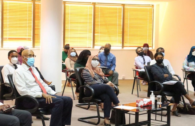 ޖެންޑާއިން ބޭއްވި ބައްދަލުވުމެއްގެ ބައިވެރިއަކު ޕޮޒިޓިވް