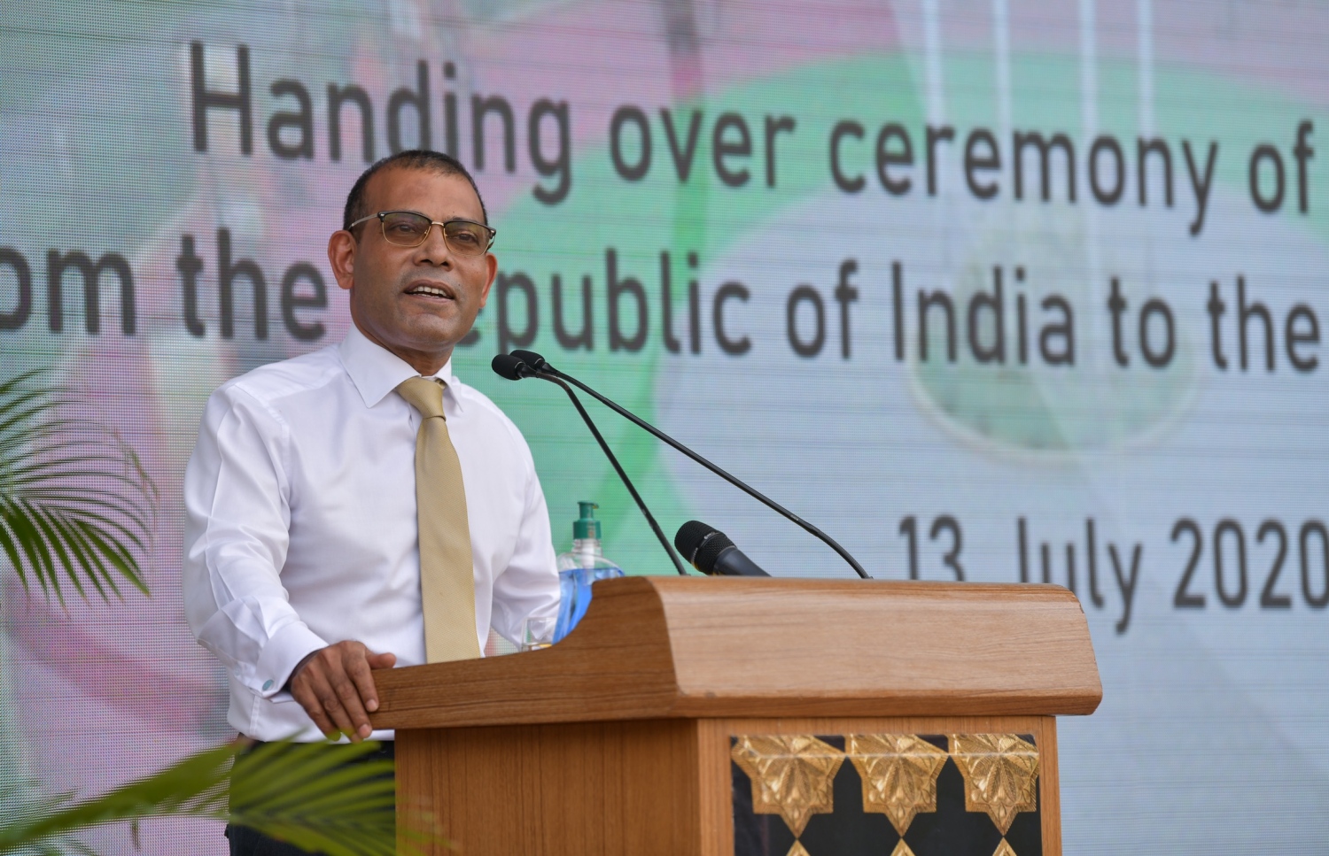 އިންޑިއާ އިން ހަދިޔާކުރި، އައުޓްޑޯ ޖިމް ހެދުމަށް ބޭނުންވާ ސާމާނު ދިވެހި ސަރުކާރާ ހަވާލުކުރުމަށް މިއަދު ބޭއްވި ރަސްމިއްޔާތުގައި ނަޝީދު ވާހަކަފުޅު ދައްކަވަނީ.---ފޮޓޯ: ނިޝާން އަލީ/މިހާރު