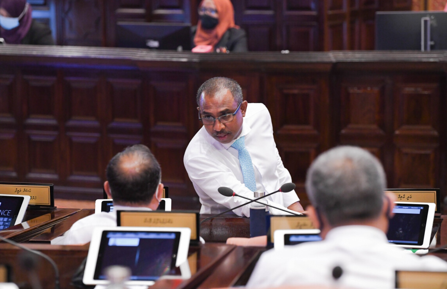 މަޖިލިހުގެ ޖަލްސާއެއްގައި އާޒިމް މެމްބަރަކާ ވާހަކަ ދައްކަވަނީ: އައިންތުގެ ކާރަށް ގެއްލުންދޭތީ އޭނާ މިއަދު މަޖިލީހަށް މައްސަލައެއް ހުށަހެޅުއްވި