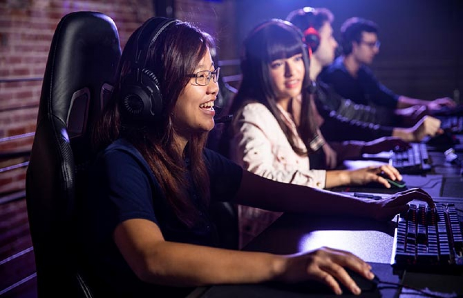 ބަޔަކު ވީޑިއޯ ގޭމް ކުޅެނީ.