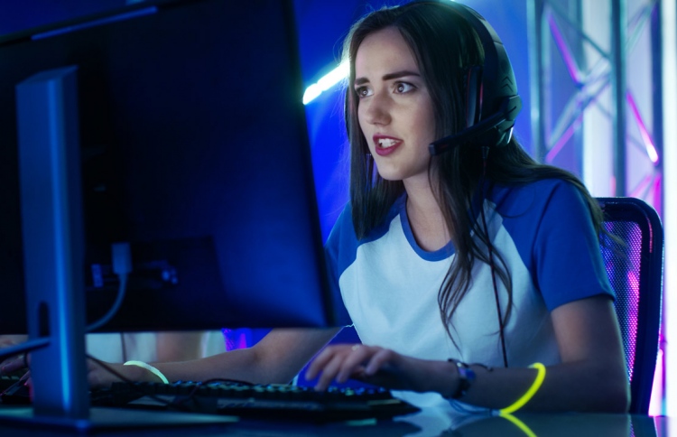 އޭޝިއާގައި ވީޑިއޯ ގޭމް ކުޅޭ އަންހެނުން އިތުރުވަނީ