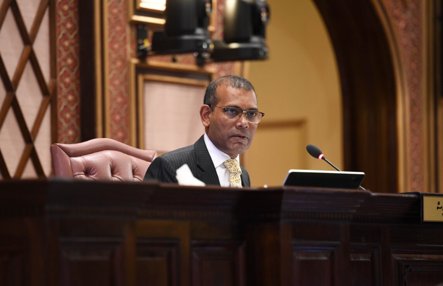 ނަޝީދު މަޖިލީހުގެ ޖަލްސާއެއްގައި: ރެސިޑެންޓް ވިސާގެ މައްސަލައާއެކު ގިނަ ބައެއްގެ ފާޑުކިޔުން އެ މަނިކުފާނަށް ވަނީ އަމާޒުވެފައި