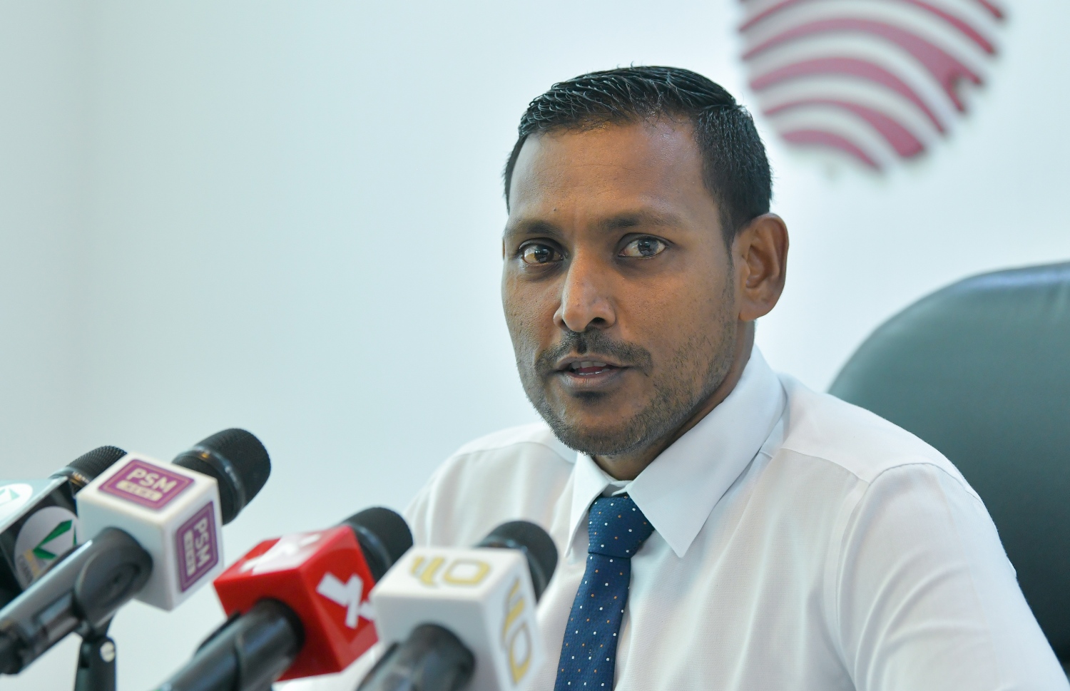 އަދީބުގެ މައްސަލަތަކާ ގުޅޭ ގޮތުން ޕީޖީ ޝަމީމް މިއަދު ނޫސްވެރިންނާ ވާހަކަ ދައްކަވަނީ.---ފޮޓޯ: އަހުމަދު އަވްޝަން/މިހާރު