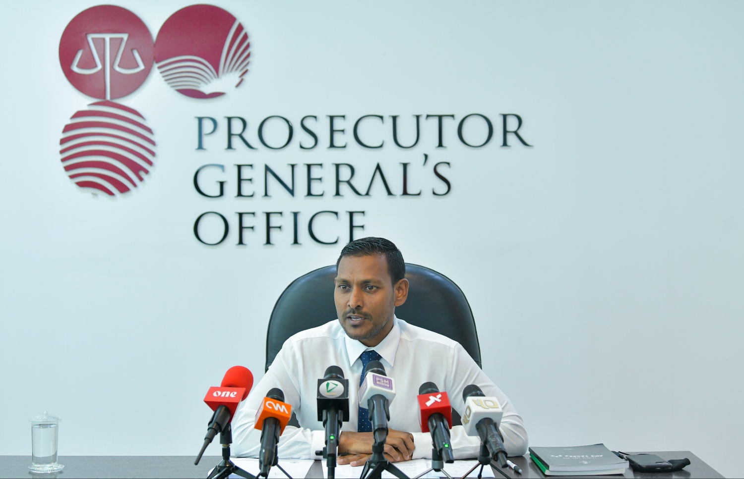 ޕީޖީ ޝަމީމް މިދިޔަ އަންގާރަ ދުވަހު ނޫސްވެރިންނާ ވާހަކަ ދައްކަވަނީ: ޝަމީމް، އެ މަގާމުގައި ހުންނަވައިގެން އެމްއެމްޕީއާރުސީގެ ހިޔާނާތުގެ މައްސަލަ އިންސާފުވެރިކަމާ އެކު، ބެލޭނެ ކަމަށް އިދިކޮޅުން ގަބޫލެއް ނުކުރޭ.---ފޮޓޯ: އަހުމަދު އަވްޝަން/މިހާރު