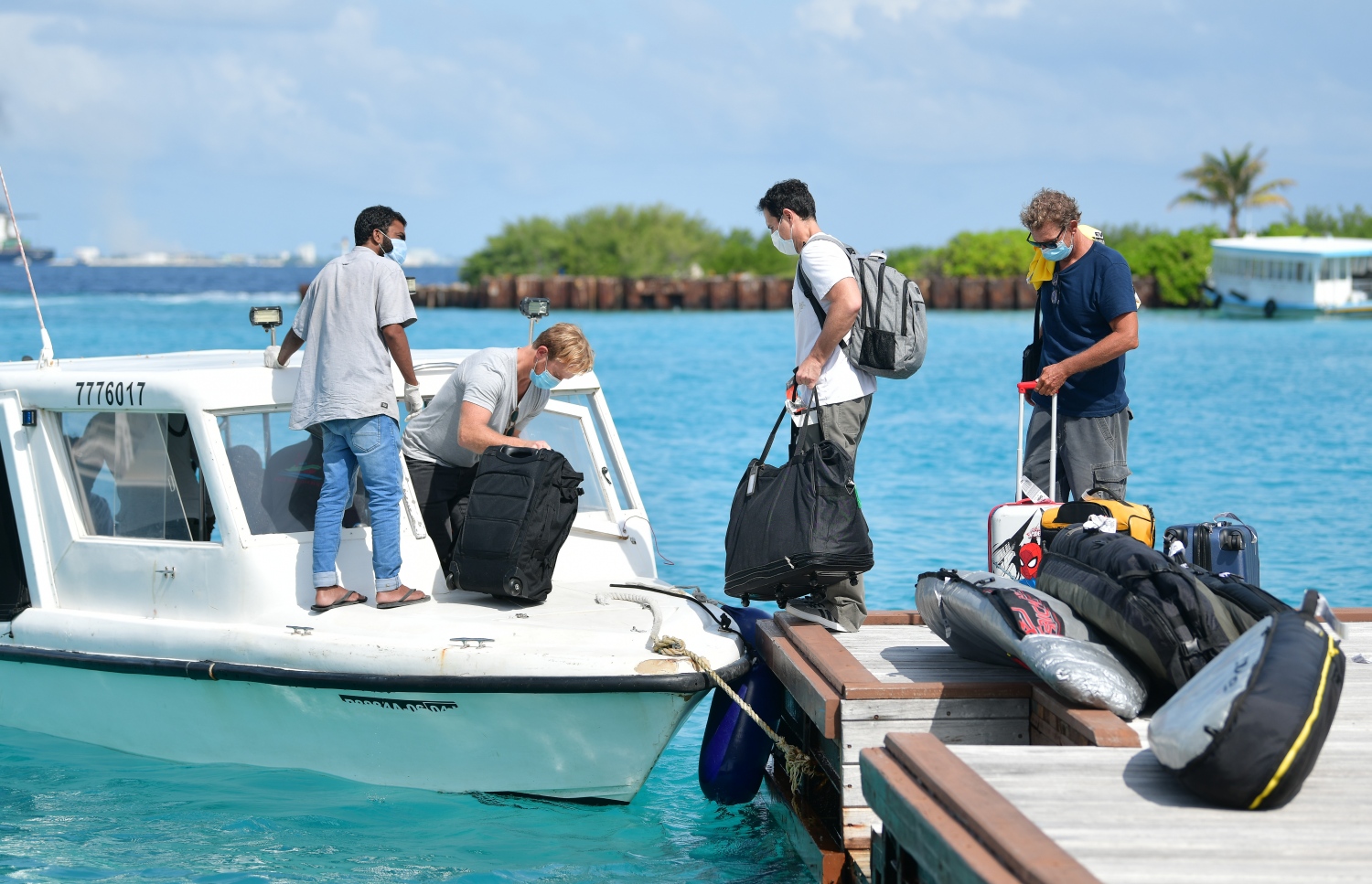 އަލުން ހުޅުވާލުމުން އެންމެ ފުރަތަމަ ވީއައިއޭ އަށް ޖެއްސި ގަތަރު އެއާވޭސްގެ ބޯޓުން އައި ޓޫރިސްޓުން ރިސޯޓުތަކަށް ދިއުމަށް ލޯންޗަށް އަރަނީ.-- ފޮޓޯ: ނިޝާން އަލީ /މިހާރު