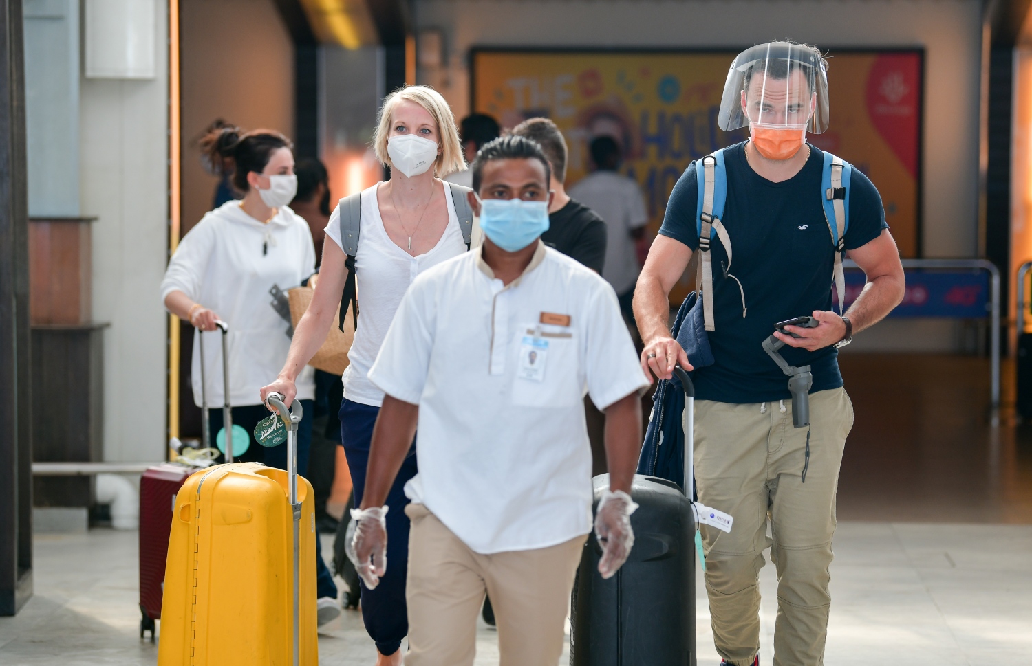 ރާއްޖޭގެ ބޯޑަރު ހުޅުވާލުމުން ރާއްޖެ އައި ޓޫރިސްޓުންގެ ބަޔަކު ރިސޯޓަށް ދާން އެއާޕޯޓުން ނުކުންނަނީ: ލޮކްޑައުން އުވާލުމުން، އާންމުން ވެސް ވަރަށް ބޮޑު ސަމާލުކަމެއް ދޭން ޖެހޭ -- ފޮޓޯ: ނިޝާން އަލީ /މިހާރު