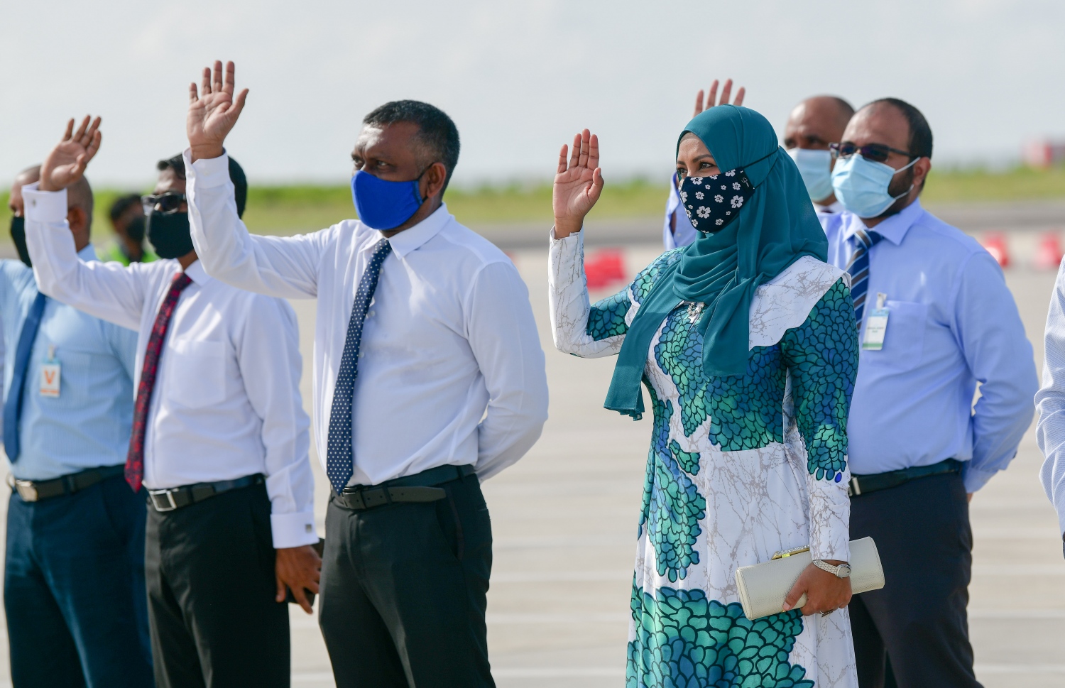 ގަތަރު އެއާވޭސްގެ ބޯޓުން މިއަދު ރާއްޖެ އައި ޓޫރިސްޓުންނަށް މިނިސްޓަރު ފައްޔާޒާއި މިނިސްޓަރު އާއިޝާ މަރުހަބާ ވިދާޅުވަނީ.---ފޮޓޯ: ނިޝާން އަލީ/މިހާރު