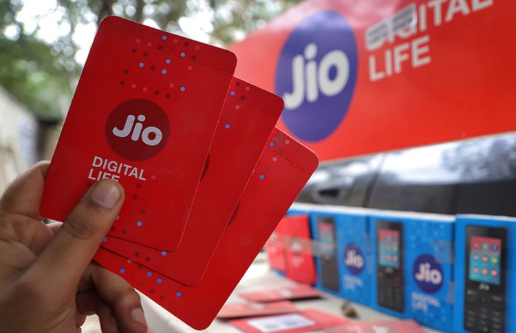 ގޫގުލް އާއި ޖިއޯ ގުޅިގެން އަގުހެޔޮ ފޯނު އުފައްދަނީ