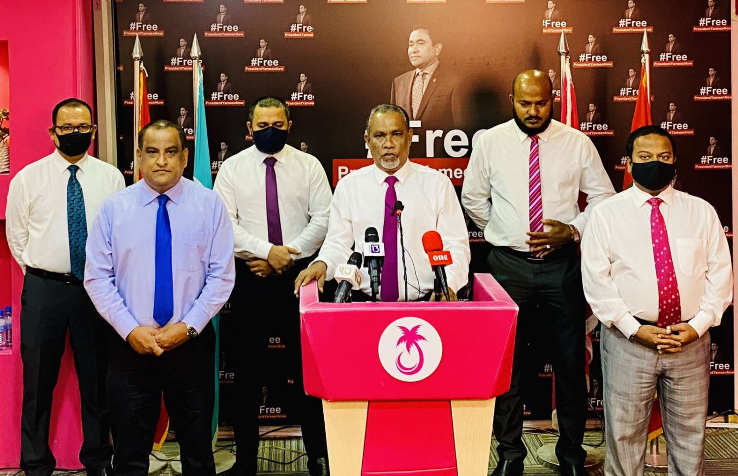 އިދިކޮޅު ކޯލިޝަނުން ބޭއްވި މީޑިއާ ބްރީފިންގައި ޕީއެންސީގެ ރައީސް އަބްދުއްރަހީމް ނޫސްވެރިންނާ ވާހަކަ ދައްކަވާއިރު، އެ ކޯލިޝަންގެ އެހެން ބައެއް އިސްވެރިން އަރިހުގައި.---ފޮޓޯ: ޕީޕީއެމް