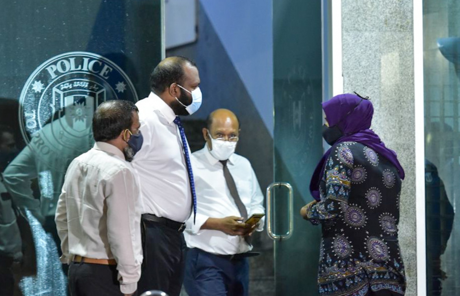 އަލީ ވަހީދު އޭނާގެ ވަކީލުންނާ އެކު ފުލުސް އޮފީސް ބޭރުގައި. -- ފައިލް ފޮޓޯ: އަވްޝަން އިލްޔާސް/މިހާރު