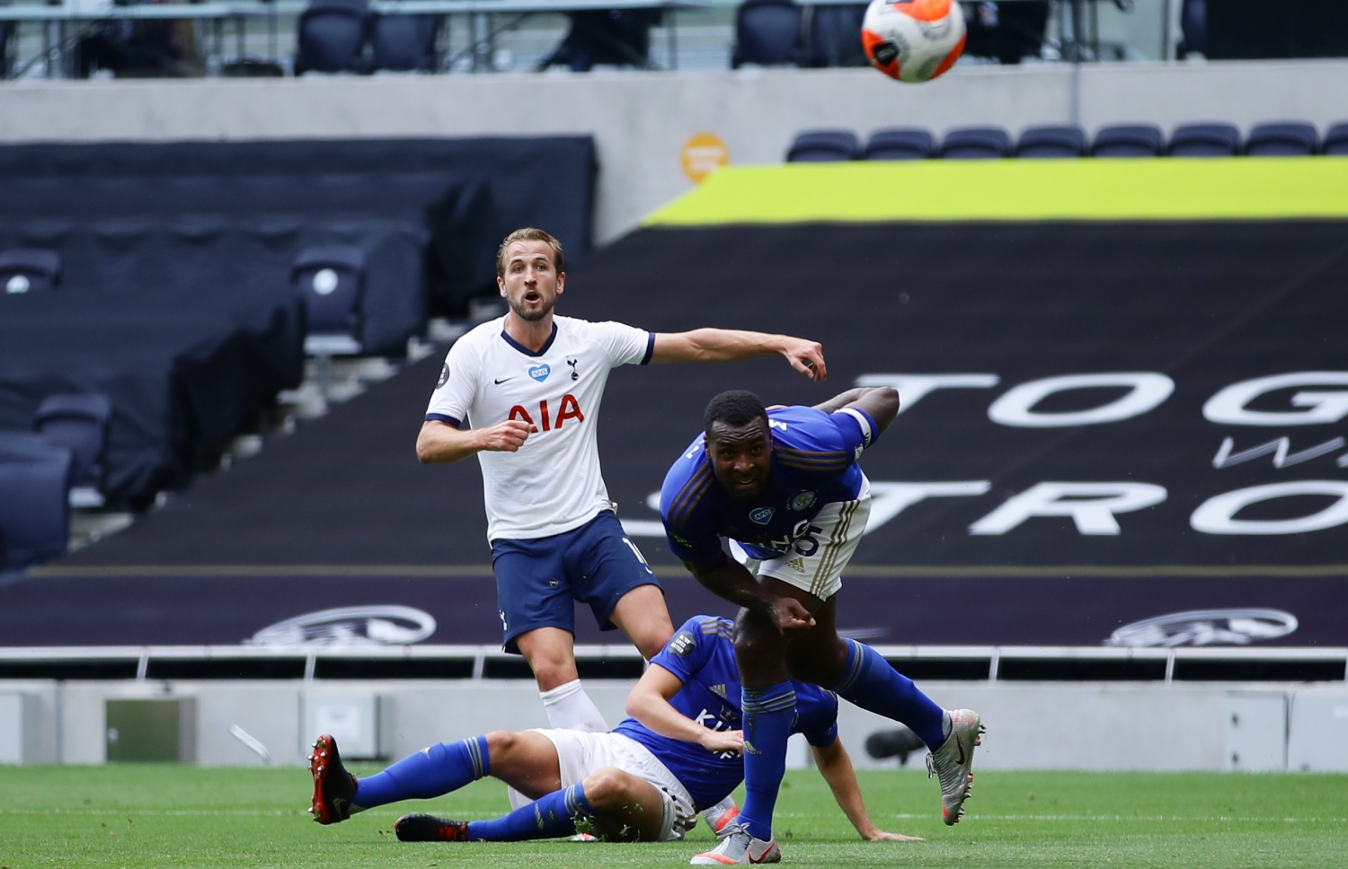 ލެސްޓާގެ ގޯލަށް ޓޮޓެންހަމްގެ ކޭން ބޯޅަ ފޮނުވާލަނީ. -- ފޮޓޯ: އޭއެފްޕީ