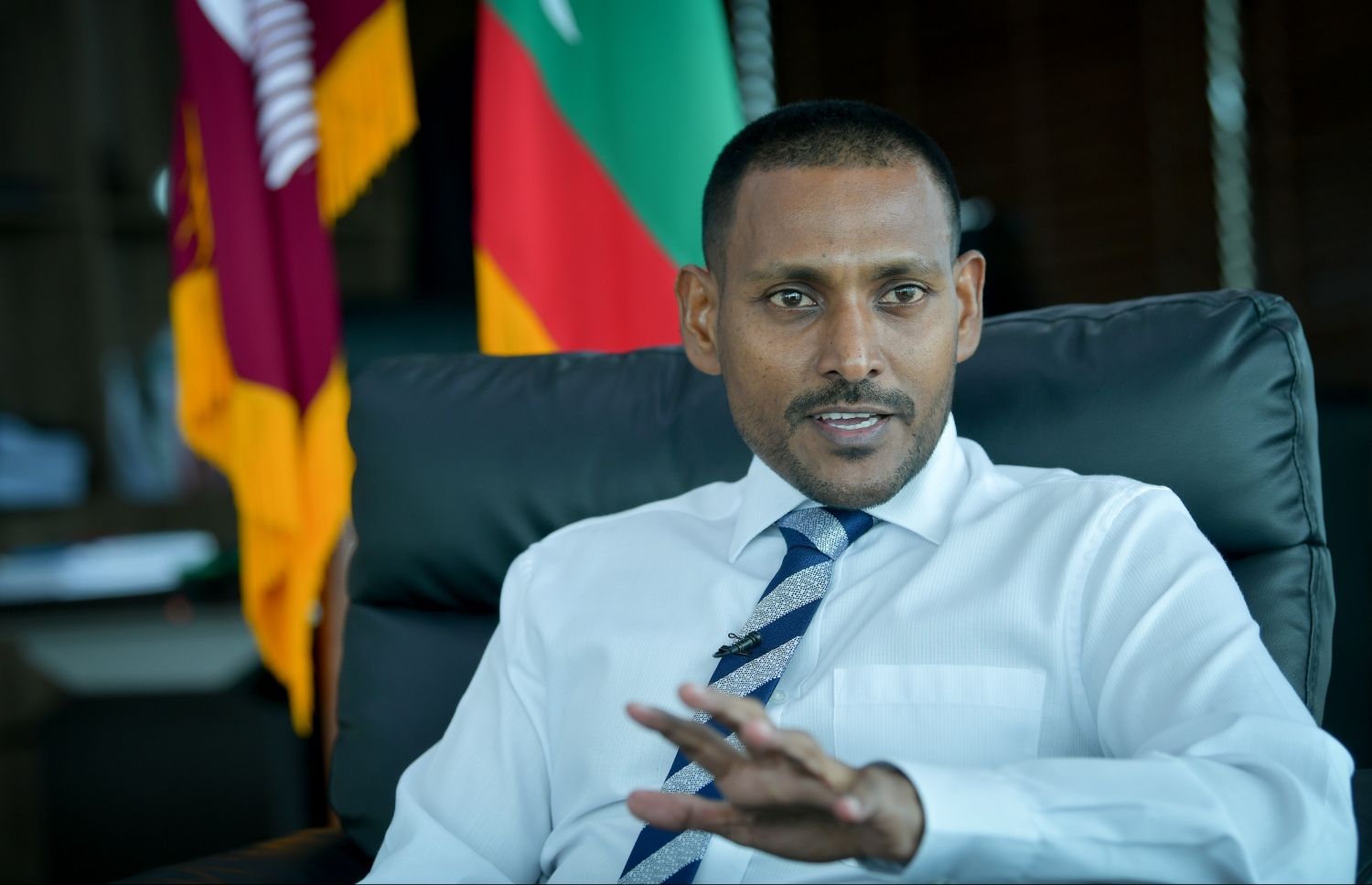 ޝަމީމް "މިހާރު"އަށް އިންޓަވިއު ދެއްވަނީ: އޭނާ ވިދާޅުވަނީ އަދީބުގެ މައްޗަށް އުފުލި ދައުވާތައް ބާތިލްކުރީ ޖިނާއީ އިޖުރާއަތުގެ ގާނޫނާ ޚިލާފަށް ކަމަށް. --ފޮޓޯ: ނިޝާން އަލީ/މިހާރު