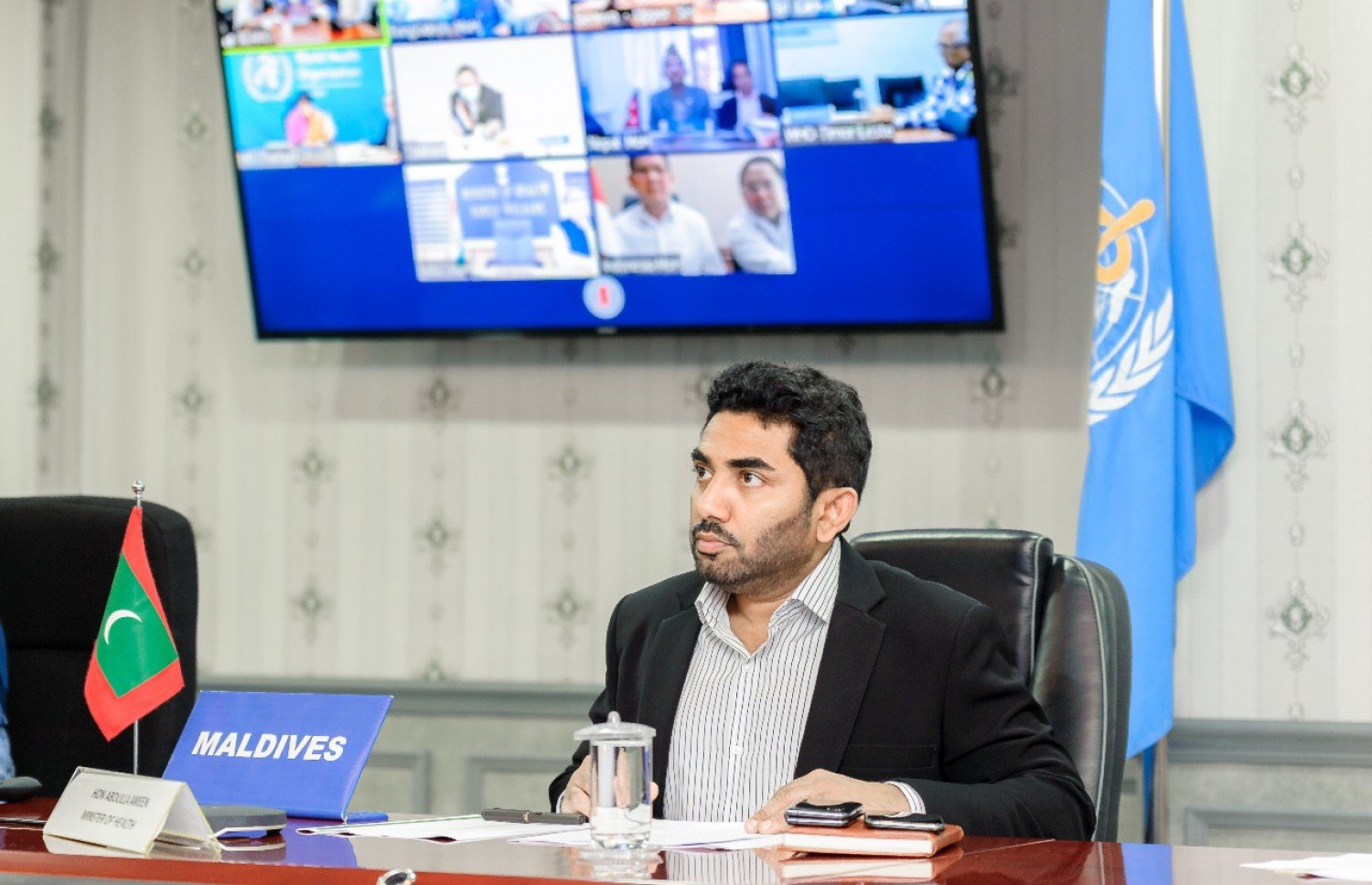 ޑަބްލިއުއެޗްއޯގެ ވާޗުއަލް ބައްދަލުވުމެއްގައި މިނިސްޓަރު އަމީން ބައިވެރިވެވަޑައިގަންނަވަނީ: ކޮވިޑް-19 އަށް ރާއްޖޭގައި ޓެސްޓު ކުރެވޭނެ މަގުފަހިވީ ޑަބްލިއުއެޗްއޯގެ ވަރަށް ބޮޑު އެހީތެރިކަމަކާ އެކު.---ފޮޓޯ: ހެލްތު މިނިސްޓްރީ