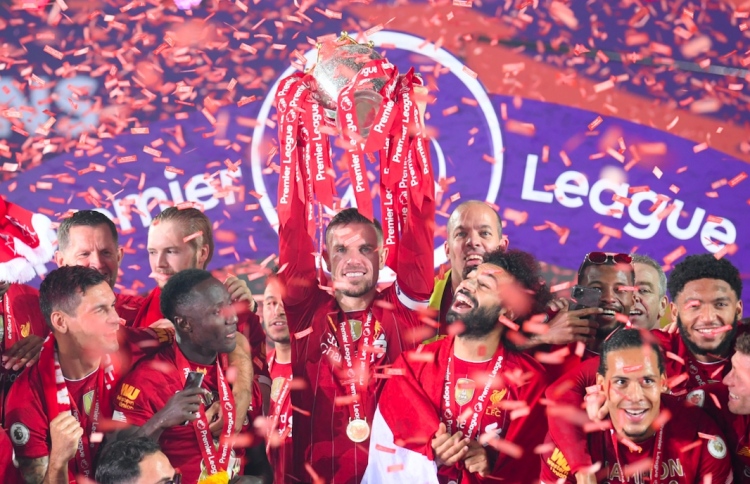 ޗެލްސީ ބަލިކޮށް ލިވަޕޫލުން ލީގު ތަށި އުފުލާލައިފި