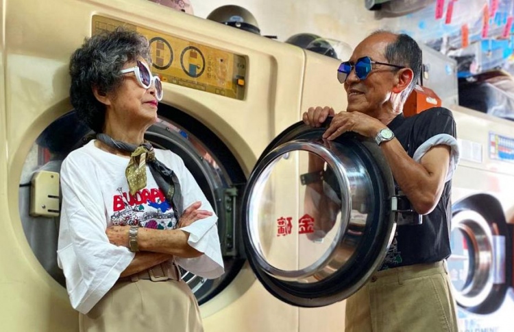 ދެމަފިރިން އެ މީހުންގެ ލޯންޑްރީގައި.