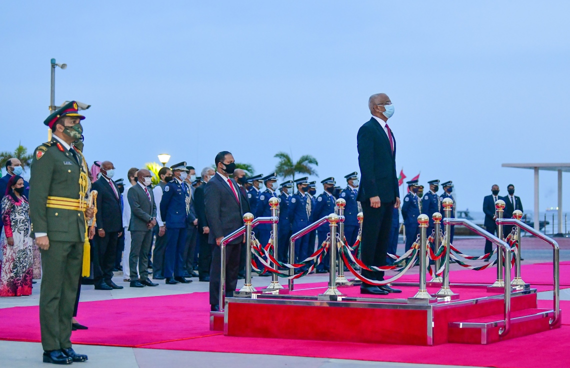 ރާއްޖޭގެ 55 ވަނަ މިނިވަން ދުވަހުގެ މުނާސަބަތުގައި ދިދަ ނެގުމަށް ޖުމްހޫރީ މައިދާނުގައި ބޭއްވި ރަސްމިއްޔާތު: ރައީސް އިބްރާހިމް މުހައްމަދު ސޯލިހު އާއި ސަރުކާރުގެ ބައެއް ވަޒީރުން މިރަސްމިއްޔާތުގައި ބައިވެރި ވަޑައިގަންނަވަނީ . ---ފޮޓޯ: އަހުމަދު އަވްޝަން/މިހާރު