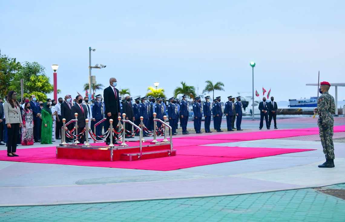 ރާއްޖޭގެ 55 ވަނަ މިނިވަން ދުވަހުގެ މުނާސަބަތުގައި ދިދަ ނެގުމަށް ޖުމްހޫރީ މައިދާނުގައި ބޭއްވި ރަސްމިއްޔާތު: ރައީސް އިބްރާހިމް މުހައްމަދު ސޯލިހު އާއި ސަރުކާރުގެ ބައެއް ވަޒީރުން މިރަސްމިއްޔާތުގައި ބައިވެރި ވަޑައިގަންނަވަނީ . ---ފޮޓޯ: އަހުމަދު އަވްޝަން/މިހާރު