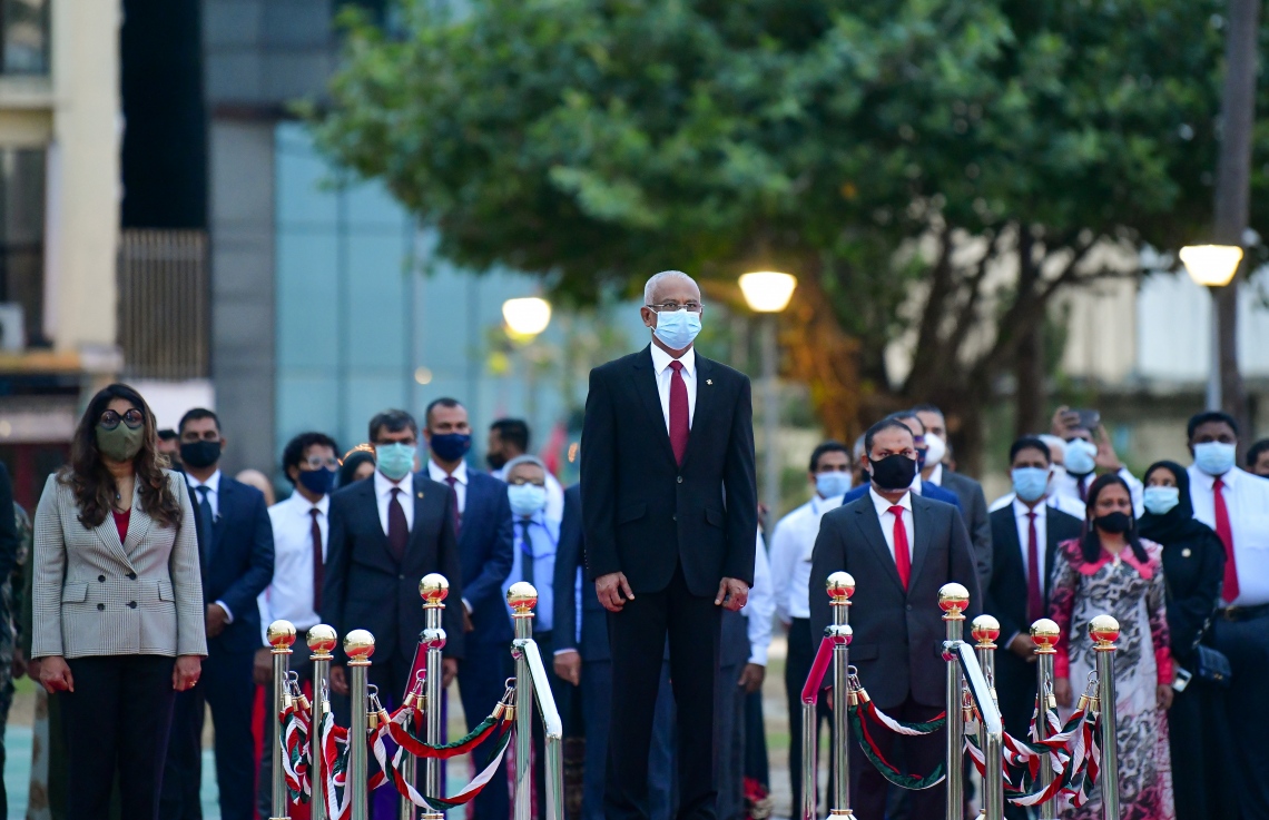 މާލެ: ޖުލައި 26، 2020- ރާއްޖޭގެ 55 ވަނަ މިނިވަން ދުވަހުގެ މުނާސަބަތުގައި ދިދަ ނެގުމަށް ޖުމްހޫރީ މައިދާނުގައި ބޭއްވި ރަސްމިއްޔާތުގައި ކުރި ދުއާގައި ރައީސް އިބްރާހިމް މުހައްމަދު ސޯލިހާއި އެހެން ބޭފުޅުން ބައިވެރިވެވަޑައިގަންނަވަނީ.---ފޮޓޯ: އަހުމަދު އަވްޝަން/މިހާރު