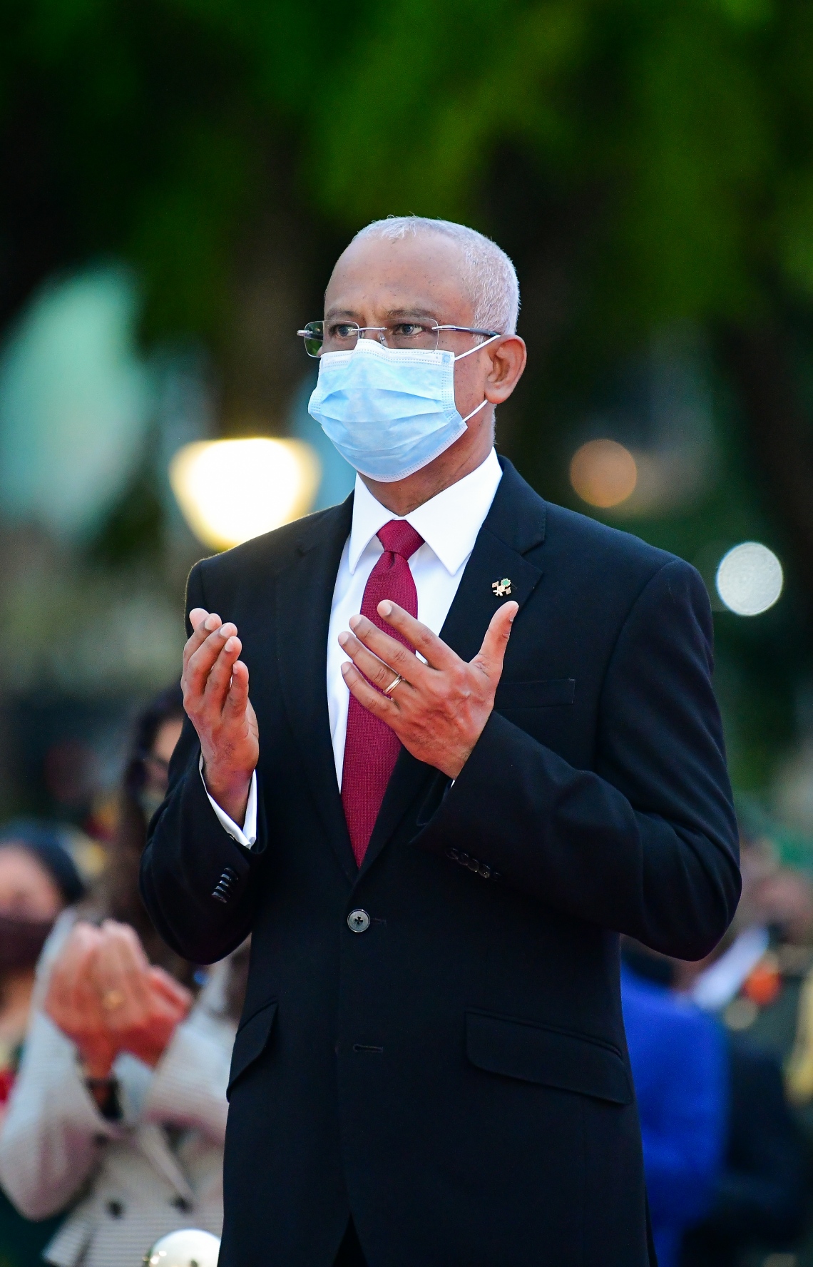 މާލެ: ޖުލައި 26، 2020- ރާއްޖޭގެ 55 ވަނަ މިނިވަން ދުވަހުގެ މުނާސަބަތުގައި ދިދަ ނެގުމަށް ޖުމްހޫރީ މައިދާނުގައި ބޭއްވި ރަސްމިއްޔާތުގައި ކުރި ދުއާގައި ރައީސް އިބްރާހިމް މުހައްމަދު ސޯލިހު ބައިވެރިވެވަޑައިގަންނަވަނީ.---ފޮޓޯ: އަހުމަދު އަވްޝަން/މިހާރު