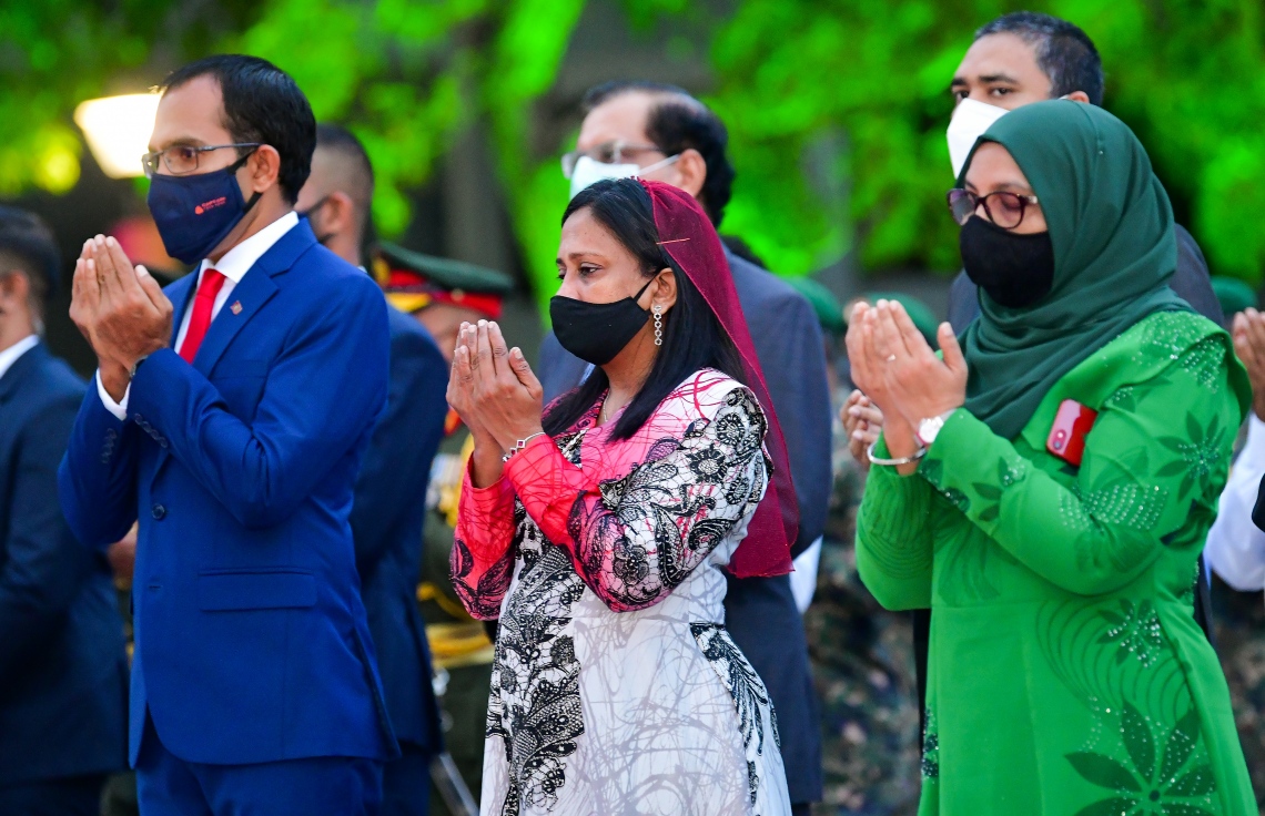 މާލެ: ޖުލައި 26، 2020- ރާއްޖޭގެ 55 ވަނަ މިނިވަން ދުވަހުގެ މުނާސަބަތުގައި ދިދަ ނެގުމަށް ޖުމްހޫރީ މައިދާނުގައި ބޭއްވި ރަސްމިއްޔާތުގައި ކުރި ދުއާގައި (ކ-ވ) ޖެންޑާ މިނިސްޓަރު އާއިޝާ، ފިޝަރީޒް މިނިސްޓަރު ޒަހާ އަދި ކޮމިއުނިކޭޝަންސް މިނިސްޓަރު މަލީހް ބައިވެރިވެވަޑައިގަންނަވަނީ.---ފޮޓޯ: އަހުމަދު އަވްޝަން/މިހާރު