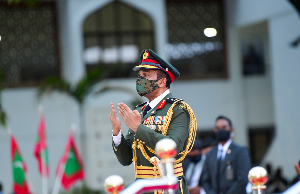 މާލެ: ޖުލައި 26، 2020- ރާއްޖޭގެ 55 ވަނަ މިނިވަން ދުވަހުގެ މުނާސަބަތުގައި ދިދަ ނެގުމަށް ޖުމްހޫރީ މައިދާނުގައި ބޭއްވި ރަސްމިއްޔާތުގައި ކުރި ދުއާގައި ޗީފް އޮފް ޑިފެންސް ފޯސް މޭޖާ ޖެނެރަލް ޝަމާލް ބައިވެރިވެވަޑައިގަންނަވަނީ.---ފޮޓޯ: އަހުމަދު އަވްޝަން/މިހާރު