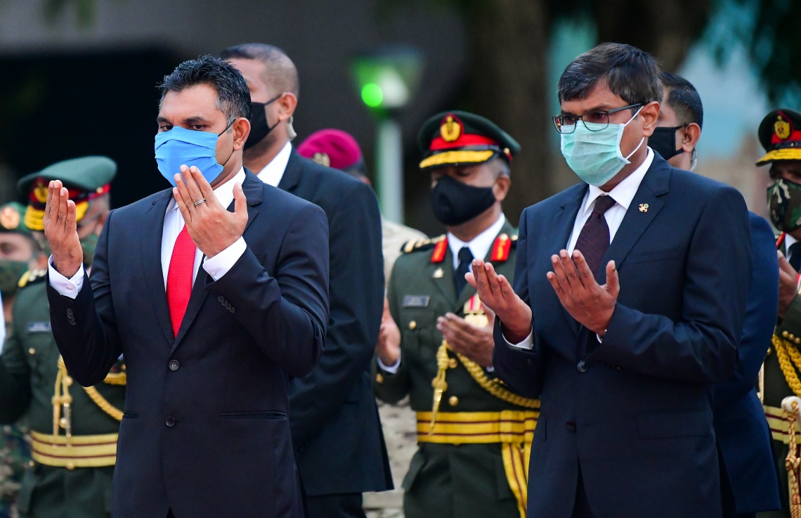 މާލެ: ޖުލައި 26، 2020- ރާއްޖޭގެ 55 ވަނަ މިނިވަން ދުވަހުގެ މުނާސަބަތުގައި ދިދަ ނެގުމަށް ޖުމްހޫރީ މައިދާނުގައި ބޭއްވި ރަސްމިއްޔާތުގައި އުއްތަމަ ފަނޑިޔާރު އަހުމަދު މުއުތަސިމް އަދުނާން (ކ) އާއި ނައިބު ރައީސް ފައިސަލް ނަސީމް (ވ) ދުއާ އަށް އަތްޕުޅު ނަންގަވައިގެން.---ފޮޓޯ: އަހުމަދު އަވްޝަން/މިހާރު