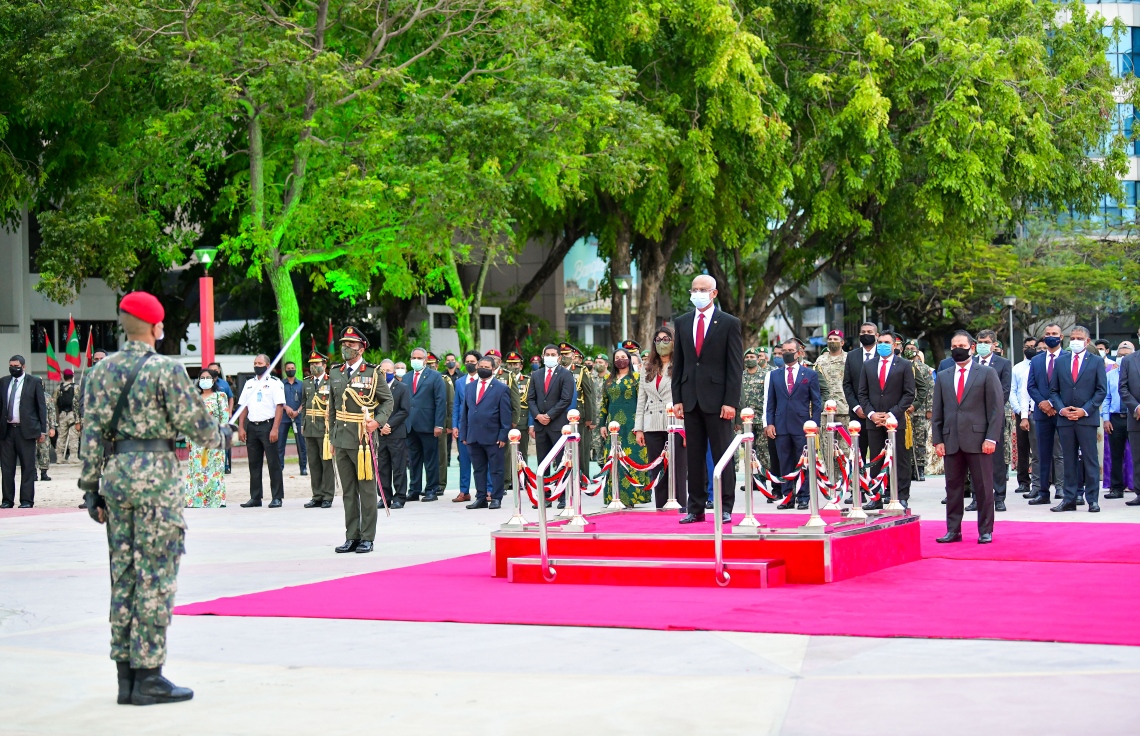 މާލެ: ޖުލައި 26، 2020- ރާއްޖޭގެ 55 ވަނަ މިނިވަން ދުވަހުގެ މުނާސަބަތުގައި ދިދަ ނެގުމަށް ޖުމްހޫރީ މައިދާނުގައި ބޭއްވި ރަސްމިއްޔާތުގައި ރައީސް އިބްރާހިމް މުހައްމަދު ސޯލިހު ބައިވެރިވެވަޑައިގަންނަވަނީ.---ފޮޓޯ: އަހުމަދު އަވްޝަން/މިހާރު