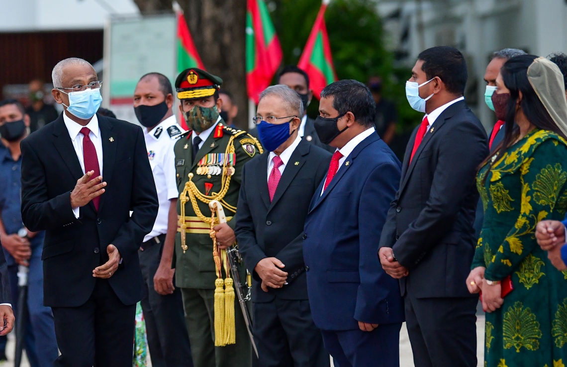 މާލެ: ޖުލައި 26، 2020- ރާއްޖޭގެ 55 ވަނަ މިނިވަން ދުވަހުގެ މުނާސަބަތުގައި ދިދަ ނެގުމަށް ޖުމްހޫރީ މައިދާނުގައި ބޭއްވި ރަސްމިއްޔާތުގައި ރައީސް އިބްރާހިމް މުހައްމަދު ސޯލިހު ބައެއް ވަޒީރުންނާ ވާހަކަފުޅު ދައްކަވަނީ.---ފޮޓޯ: އަހުމަދު އަވްޝަން/މިހާރު