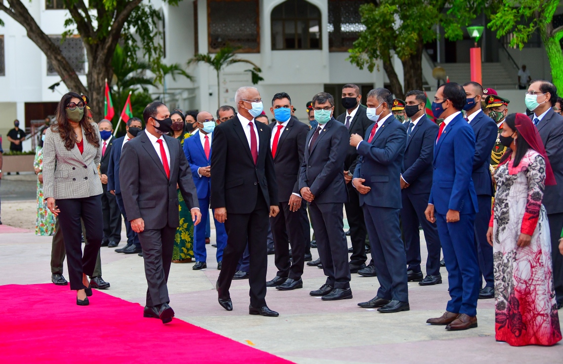 މާލެ: ޖުލައި 26، 2020- ރާއްޖޭގެ 55 ވަނަ މިނިވަން ދުވަހުގެ މުނާސަބަތުގައި ދިދަ ނެގުމަށް ޖުމްހޫރީ މައިދާނުގައި ބޭއްވި ރަސްމިއްޔާތަށް ރައީސް އިބްރާހިމް މުހައްމަދު ސޯލިހު ވަޑައިގަންނަވަނީ.---ފޮޓޯ: އަހުމަދު އަވްޝަން/މިހާރު