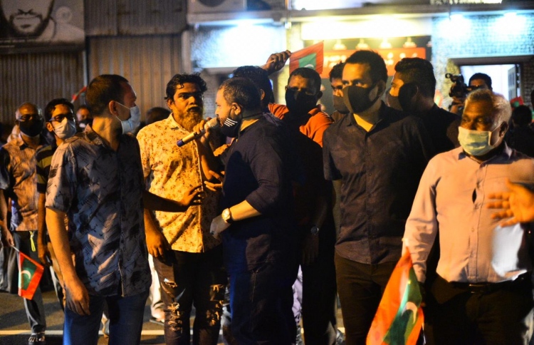 ސަރުކާރުގެ އިސްތިއުފާއަށް ގޮވައި، އިދިކޮޅުން މުޒާހަރާ