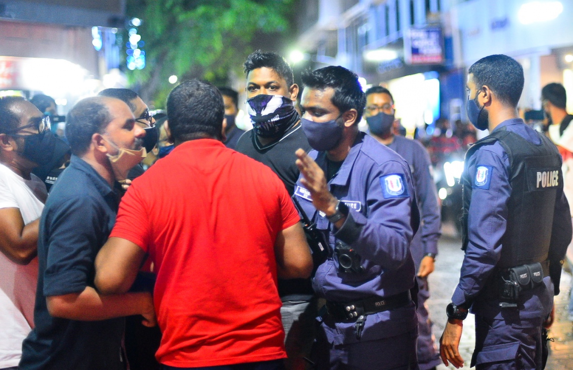 މާލެ: ޖުލައި 26، 2020- ސަރުކާރުގެ އިސްތިއުފާ އަށް ގޮވައި، އިދިކޮޅު ކޯލިޝަނުން ބޭއްވި މުޒާހަރާ ހުއްޓުވަން ފުލުހުން މަސައްކަތް ކުރަނީ: މިއީ ސަރުކާރާ ދެކޮޅު އިހުތިޖާޖުތަކުގެ ފެށުން ކަމަށާއި ދެން ކޮންމެ ވަގުތަކު ވެސް ނުކުންނަން ޖެހިދާނެ ކަމަށް ޕީޕީއެމް/ޕީއެންސީގެ ލީޑަޝިޕުން މިރޭ އިއުލާންކުރި.---ފޮޓޯ: އަހުމަދު އަވްޝަން/މިހާރު