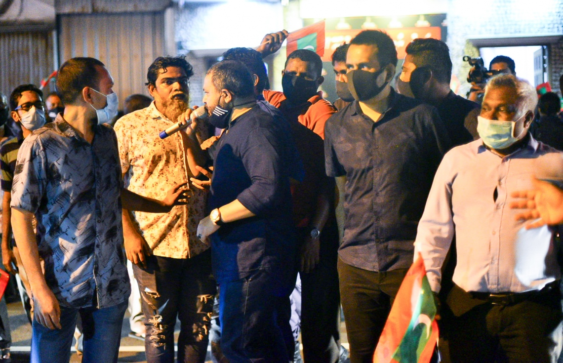 މާލެ: ޖުލައި 26، 2020- ސަރުކާރުގެ އިސްތިއުފާ އަށް ގޮވައި، އިދިކޮޅު ކޯލިޝަނުން ބޭއްވި މުޒާހަރާގައި ޕީޕީއެމްގެ ނައިބު ރައީސް ޝިޔާމް ވާހަކަ ދައްކަވަނީ: މިއީ ސަރުކާރާ ދެކޮޅު އިހުތިޖާޖުތަކުގެ ފެށުން ކަމަށާއި ދެން ކޮންމެ ވަގުތަކު ވެސް ނުކުންނަން ޖެހިދާނެ ކަމަށް ޕީޕީއެމް/ޕީއެންސީގެ ލީޑަޝިޕުން މިރޭ އިއުލާންކުރި.---ފޮޓޯ: އަހުމަދު އަވްޝަން/މިހާރު