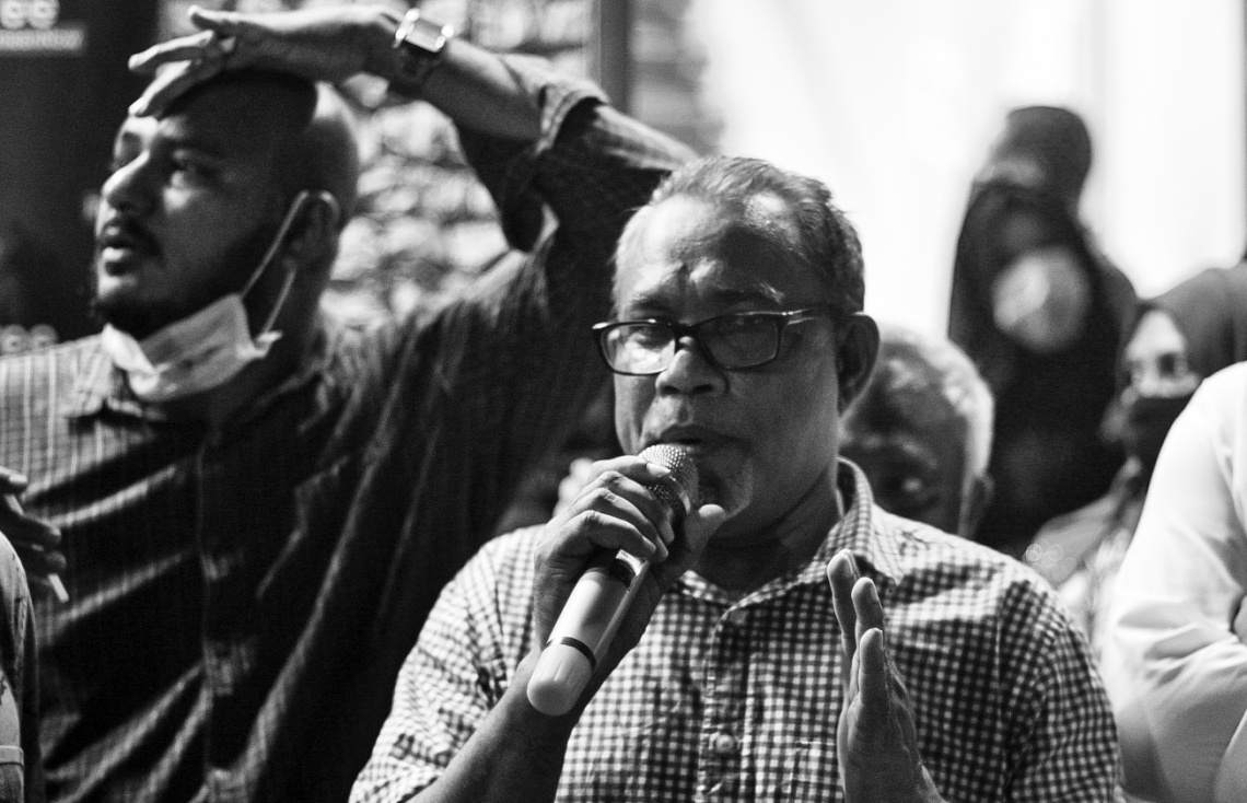 މާލެ: ޖުލައި 26، 2020- ސަރުކާރުގެ އިސްތިއުފާ އަށް ގޮވައި، އިދިކޮޅު ކޯލިޝަނުން ބޭއްވި މުޒާހަރާގައި ޕީއެންސީގެ ރައީސް އަބްދުއްރަހީމް އަބްދުﷲ ވާހަކަ ދައްކަވަނީ: މިއީ ސަރުކާރާ ދެކޮޅު އިހުތިޖާޖުތަކުގެ ފެށުން ކަމަށާއި ދެން ކޮންމެ ވަގުތަކު ވެސް ނުކުންނަން ޖެހިދާނެ ކަމަށް ޕީޕީއެމް/ޕީއެންސީގެ ލީޑަޝިޕުން މިރޭ އިއުލާންކުރި.---ފޮޓޯ: އަހުމަދު އަވްޝަން/މިހާރު