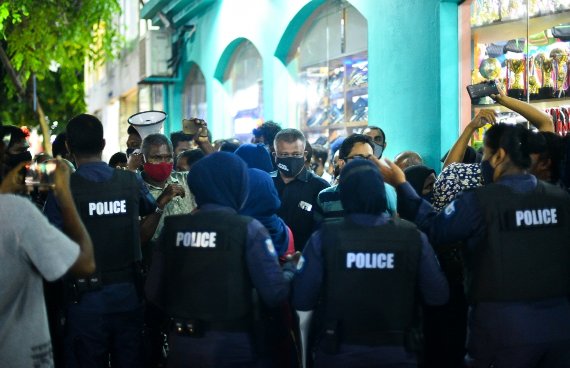 މާލެ: ޖުލައި 26، 2020- ސަރުކާރުގެ އިސްތިއުފާ އަށް ގޮވައި، އިދިކޮޅު ކޯލިޝަނުން ބޭއްވި މުޒާހަރާ ހުއްޓުވަން ފުލުހުން މަސައްކަތް ކުރަނީ: މިއީ ސަރުކާރާ ދެކޮޅު އިހުތިޖާޖުތަކުގެ ފެށުން ކަމަށާއި ދެން ކޮންމެ ވަގުތަކު ވެސް ނުކުންނަން ޖެހިދާނެ ކަމަށް ޕީޕީއެމް/ޕީއެންސީގެ ލީޑަޝިޕުން މިރޭ އިއުލާންކުރި.---ފޮޓޯ: އަހުމަދު އަވްޝަން/މިހާރު