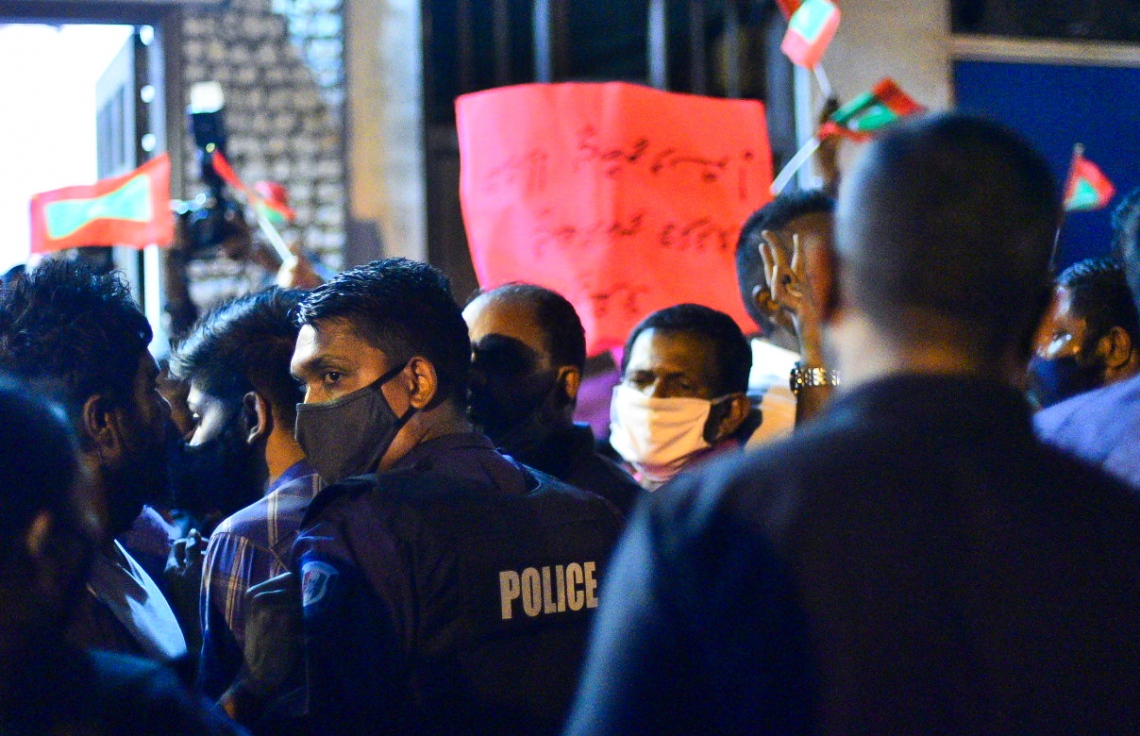 މާލެ: ޖުލައި 26، 2020- ސަރުކާރުގެ އިސްތިއުފާ އަށް ގޮވައި، އިދިކޮޅު ކޯލިޝަނުން ބޭއްވި މުޒާހަރާ ހުއްޓުވަން ފުލުހުން މަސައްކަތް ކުރަނީ: މިއީ ސަރުކާރާ ދެކޮޅު އިހުތިޖާޖުތަކުގެ ފެށުން ކަމަށާއި ދެން ކޮންމެ ވަގުތަކު ވެސް ނުކުންނަން ޖެހިދާނެ ކަމަށް ޕީޕީއެމް/ޕީއެންސީގެ ލީޑަޝިޕުން މިރޭ އިއުލާންކުރި.---ފޮޓޯ: އަހުމަދު އަވްޝަން/މިހާރު