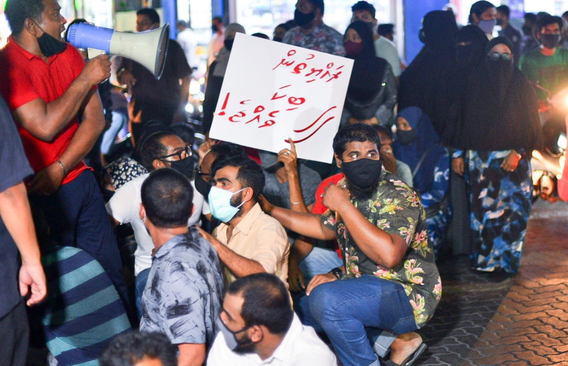 މާލެ: ޖުލައި 26، 2020- ސަރުކާރުގެ އިސްތިއުފާ އަށް ގޮވައި، އިދިކޮޅު ކޯލިޝަނުން ބޭއްވި މުޒާހަރާގެ ތެރެއިން: މިއީ ސަރުކާރާ ދެކޮޅު އިހުތިޖާޖުތަކުގެ ފެށުން ކަމަށާއި ދެން ކޮންމެ ވަގުތަކު ވެސް ނުކުންނަން ޖެހިދާނެ ކަމަށް ޕީޕީއެމް/ޕީއެންސީގެ ލީޑަޝިޕުން މިރޭ އިއުލާންކުރި.---ފޮޓޯ: އަހުމަދު އަވްޝަން/މިހާރު