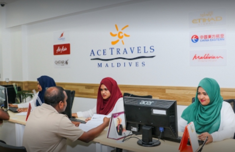 އޭސް ޓްރެވަލްސް އިން މީހަކު ޓިކެޓު ނަގަނީ--