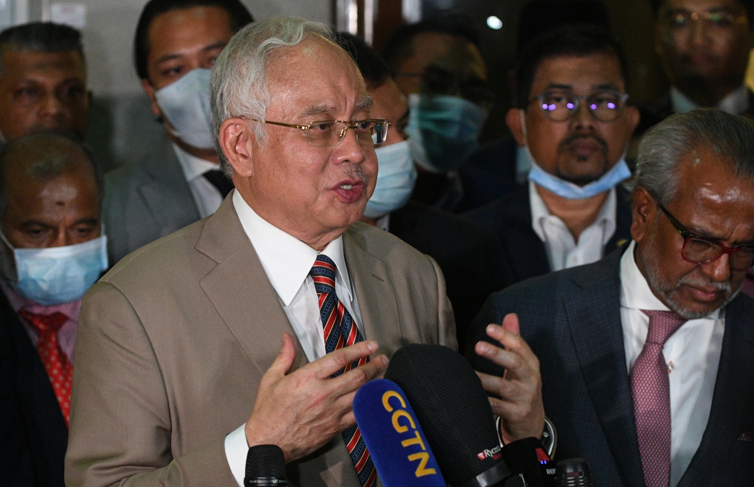 ނަޖީބު ރައްޒާގު ކޯޓަށް ވަދެވަޑައިގަތުމުގެ ކުރިން މީޑިއާއާ ވާހަކަ ދައްކަވަނީ. --ފޮޓޯ:އޭއެފްޕީ