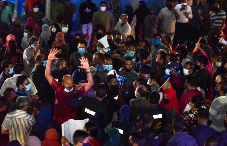 ރޭގެ މުޒާހަރާ ވެސް ހޫނުވެ ދެ މީހަކު ހައްޔަރުކޮށްފި