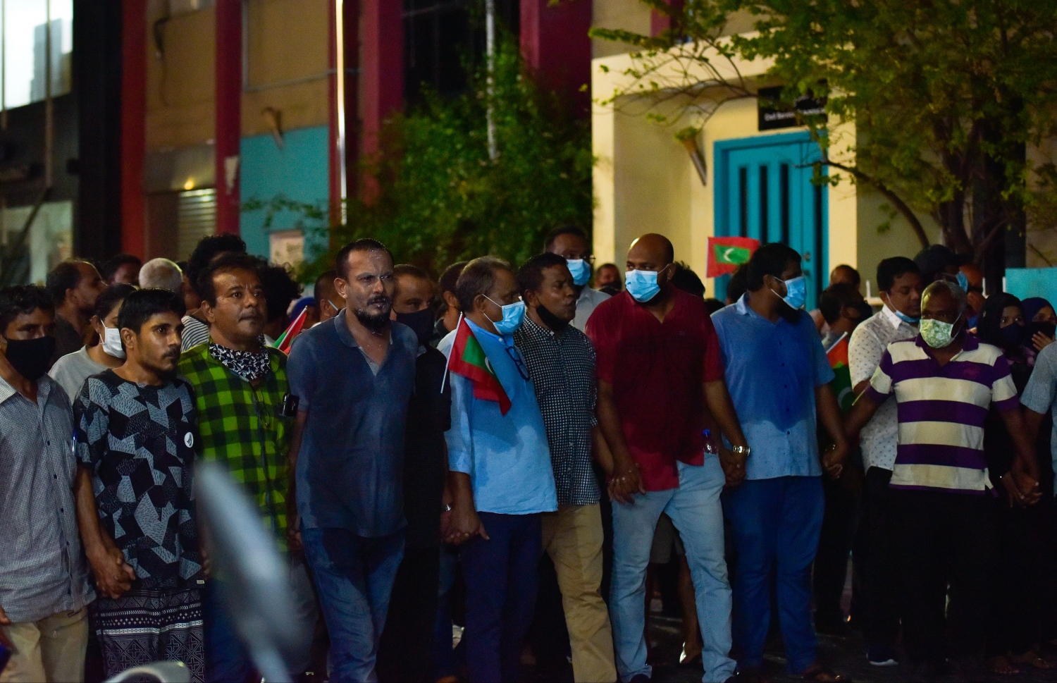 މުޒާހަރާގެ ބައިވެރިން މަޖީދީ މަގުން ކުރިއަށް ދަނީ: މުޒާހަރާއިން ދެ މީހަކު ހައްޔަރު ކުރި-- މިހާރު ފޮޓޯ: އަހުމަދު އަވްޝަން