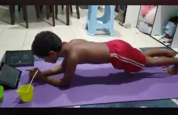 ދިވެހި ކުއްޖަކު ދޮޅު ގަޑިއިރު ވަންދެން ޕްލޭންކްގައި!