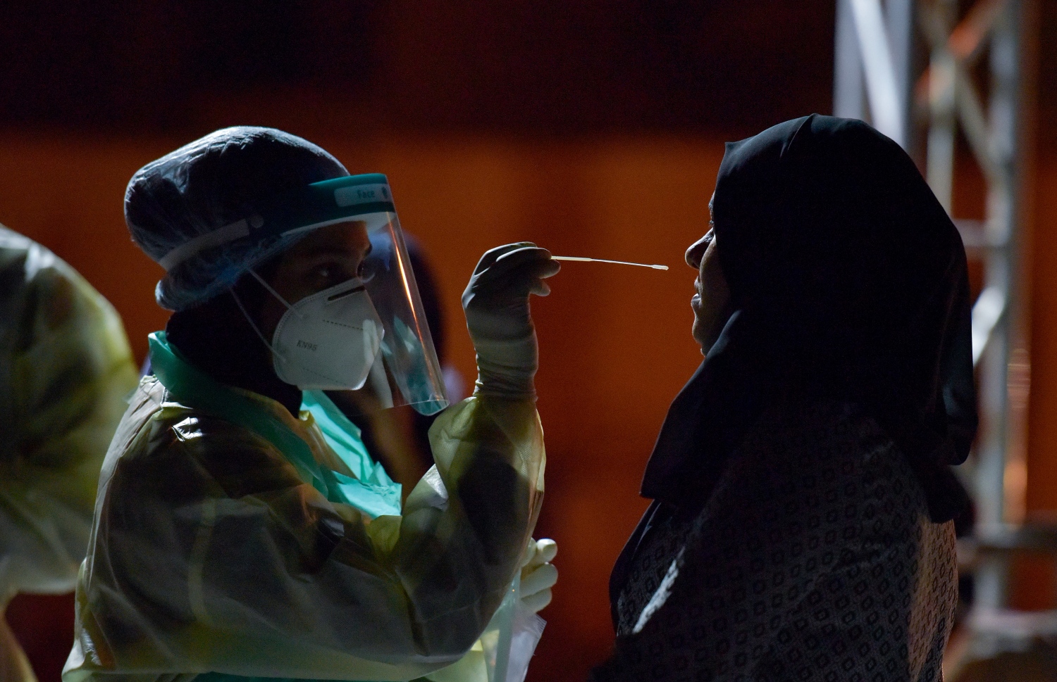 ކޮވިޑް-19 އަށް ޓެސްޓް ކުރަން ސާމްޕަލް ނަގަނީ -- ފޮޓޯ/މިހާރު