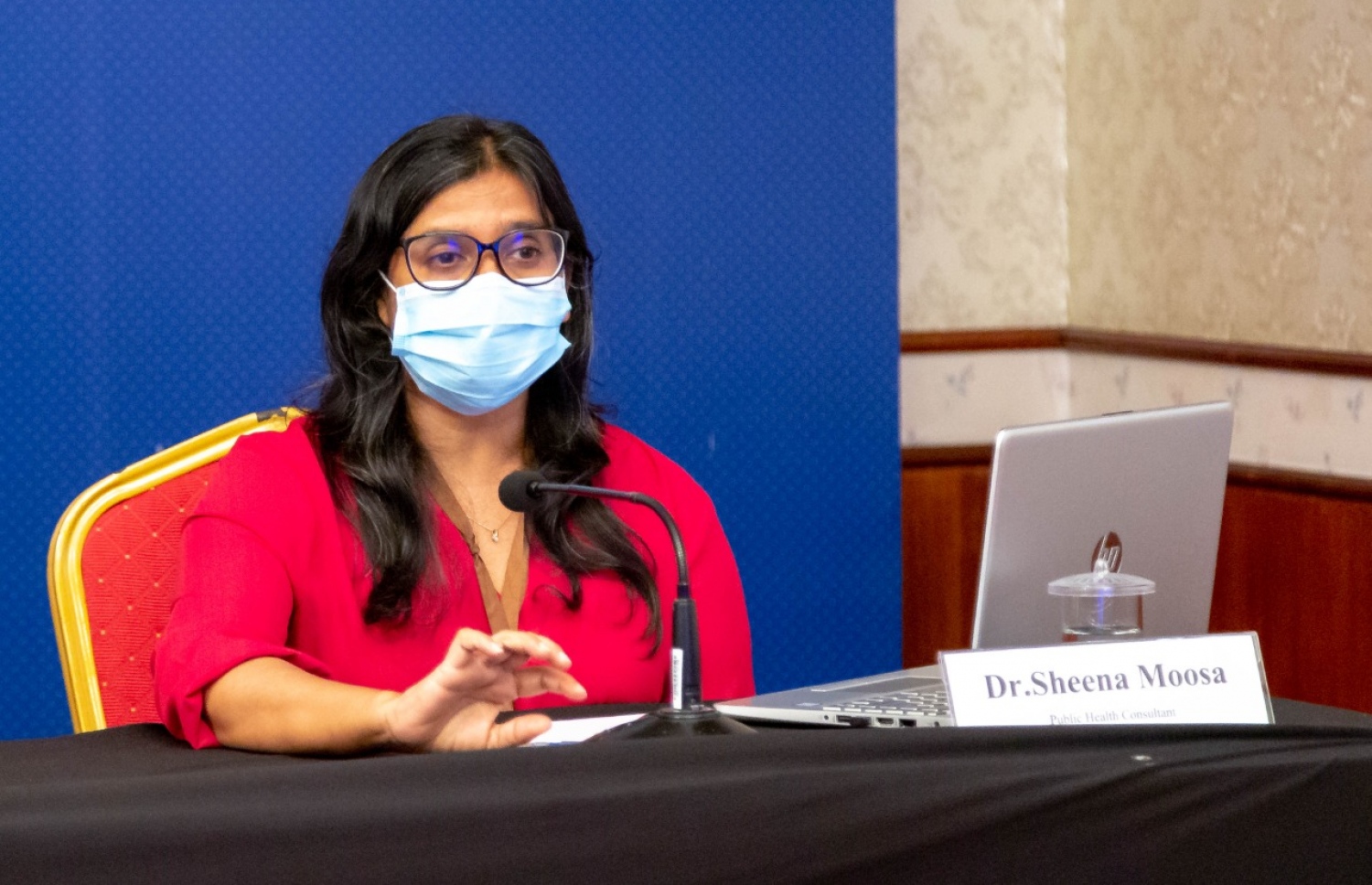 ހެލްތު އިމަޖެންސީ އޮޕަރޭޝަން ސެންޓަރު (އެޗްއީއޯސީ) އިން މިރޭ ބޭއްވި މީޑިއާ ބްރީފިންގައި ޑރ. ޝީނާ ވާހަކަ ދައްކަވަނީ.