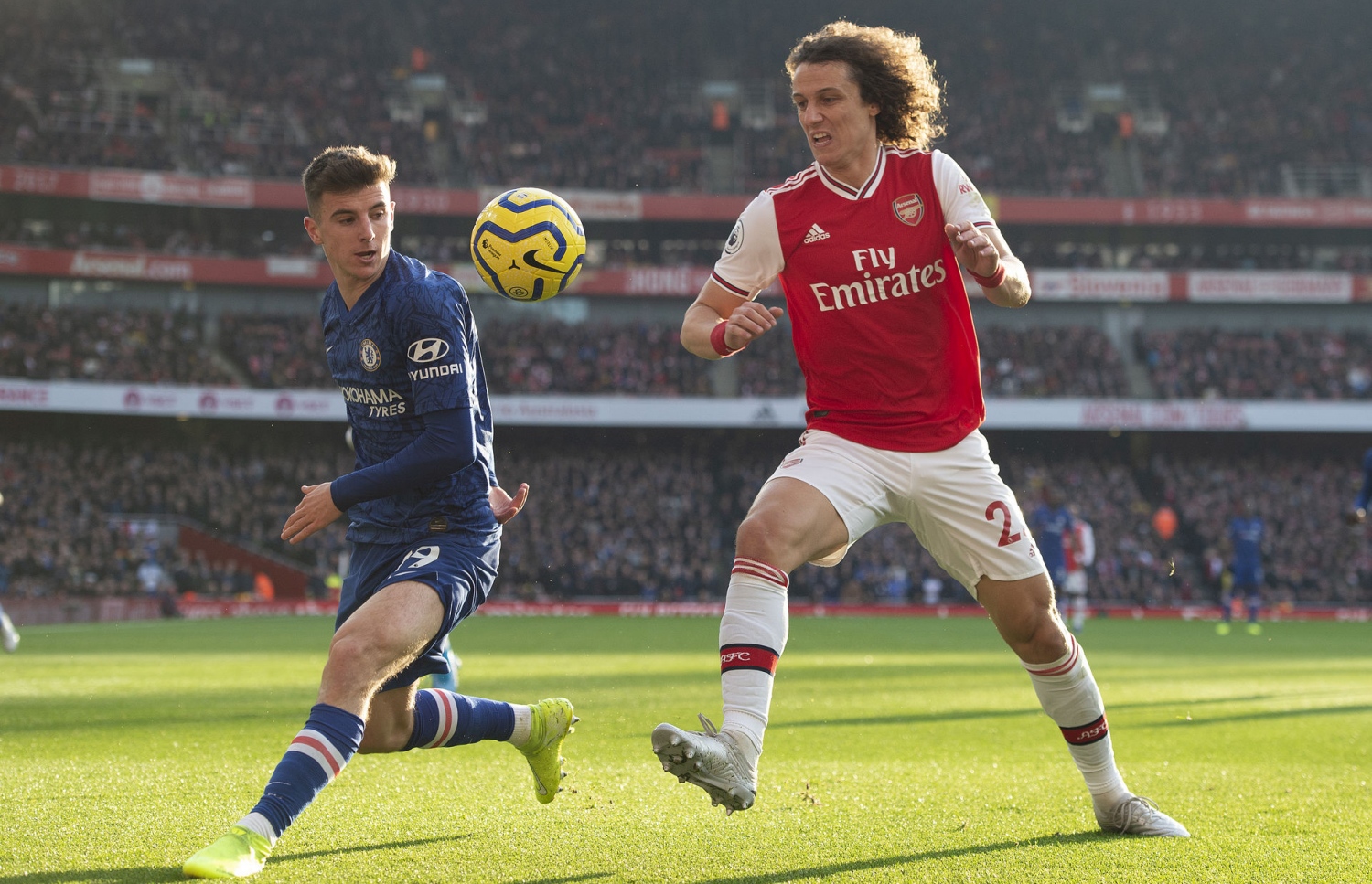 އާސެނަލްގެ ޑޭވިޑް ލުއިޒް (ކ) ޗެލްސީގެ މޭސަން މައުންޓް ކައިރިން ބޯޅަ ހިފައިގެންދަނީ. -- ފޮޓޯ: އޭއެފްޕީ