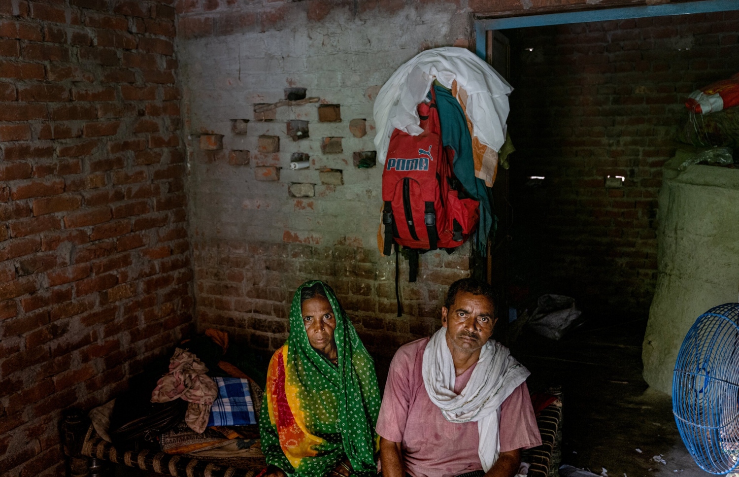 އާއިލާގެ ދިރުމަކަށްވި ދަރިފުޅު އަމްރިތު ކުމާރުގެ ބައްޕަ ރާމް ޗަރަން އާއި މަންމަ، އެ މީހުންގެ ކުޑަކުޑަ ގޭގައި