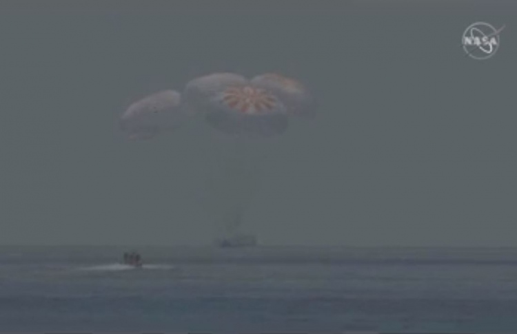 ސްޕޭސްއެކްސްގެ އެސްޓްރޮނޯޓުން އެނބުރި ދުނިޔެ އަށް