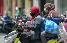 Residents' wearing facemasks in the capital city of Male'. PHOTO: NISHAN ALI/ MIHAARU