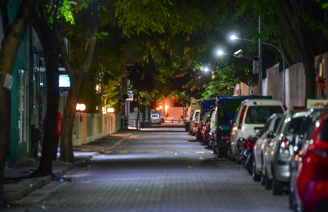 މާލެ: އޮގަސްޓު 5، 2020: މާލެ ސަރަހައްދުގައި ކޮވިޑް-19 ފެތުރުން އިތުރުވަމުން ދާތީ، ރައްކާތެރިކަމުގެ ފިޔަވަޅެއްގެ ގޮތުން ކޮންމެ ރެއެއްގެ 10 އިން ފަތިހު 5 އަށް ބޭރަށް ނުކުމެ އުޅުން ސަރުކާރުން މަނާކުރުން.-- ފޮޓޯ: ނިޝާން އަލީ /މިހާރު